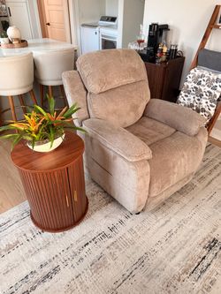 Power Recliner – Like New – Electric Reclining Chair
