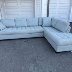 ROOMS TO GO GRAY SECTIONAL COUCH IN GREAT CONDITION - DELIVERY AVAILABLE 🚚