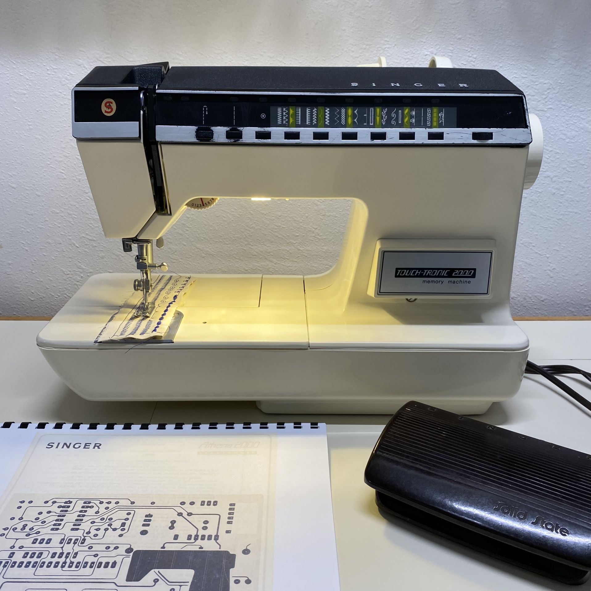 Singer Athena Touch-Tronic 2000 Electric Free Arm Sewing Machine