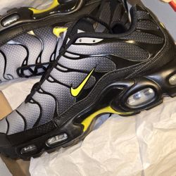 Nike Air Max Plus, Size 11, black 