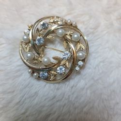 Vintage Lisner Faux Pearls Rhinestones Leaves Round Gold Tone Brooch 1 7/8" D