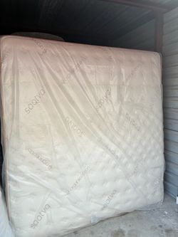 Like New Saatva Classic 14.5” Hybrid Mattress