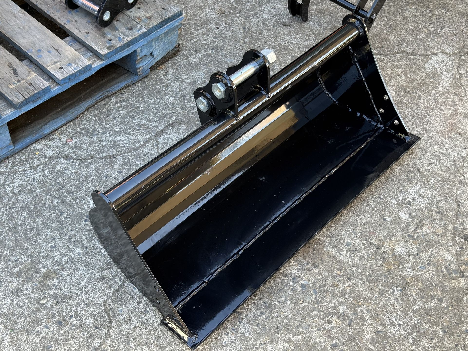 Mini Excavator 32” Bucket Toothless Smooth Edge 1 Ton 2 Ton unit New