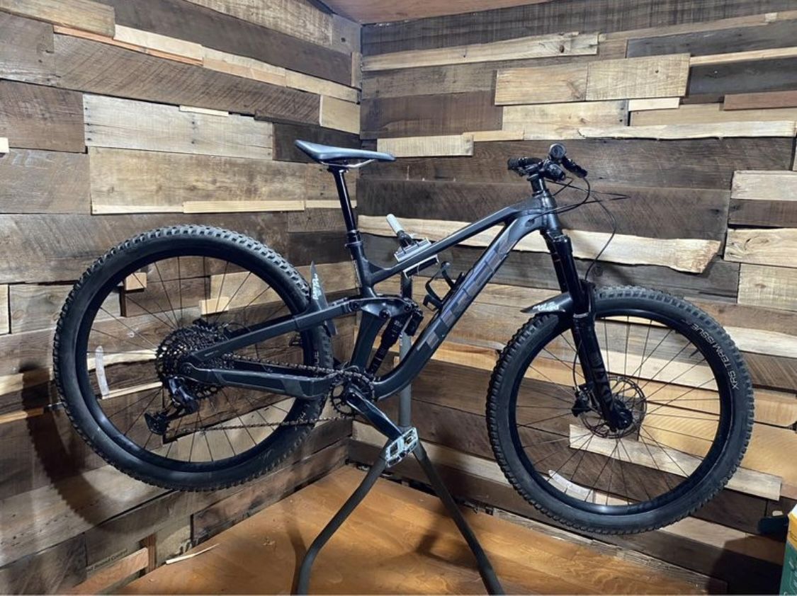 2022 Trek Slash 8 Full Suspension Mountain Bike
