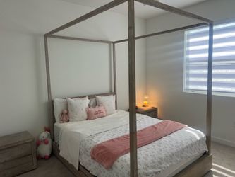 Canopy queen bed