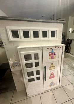 Kids Kraft Play House $85** PLEASE READ DESCRIPTION ****