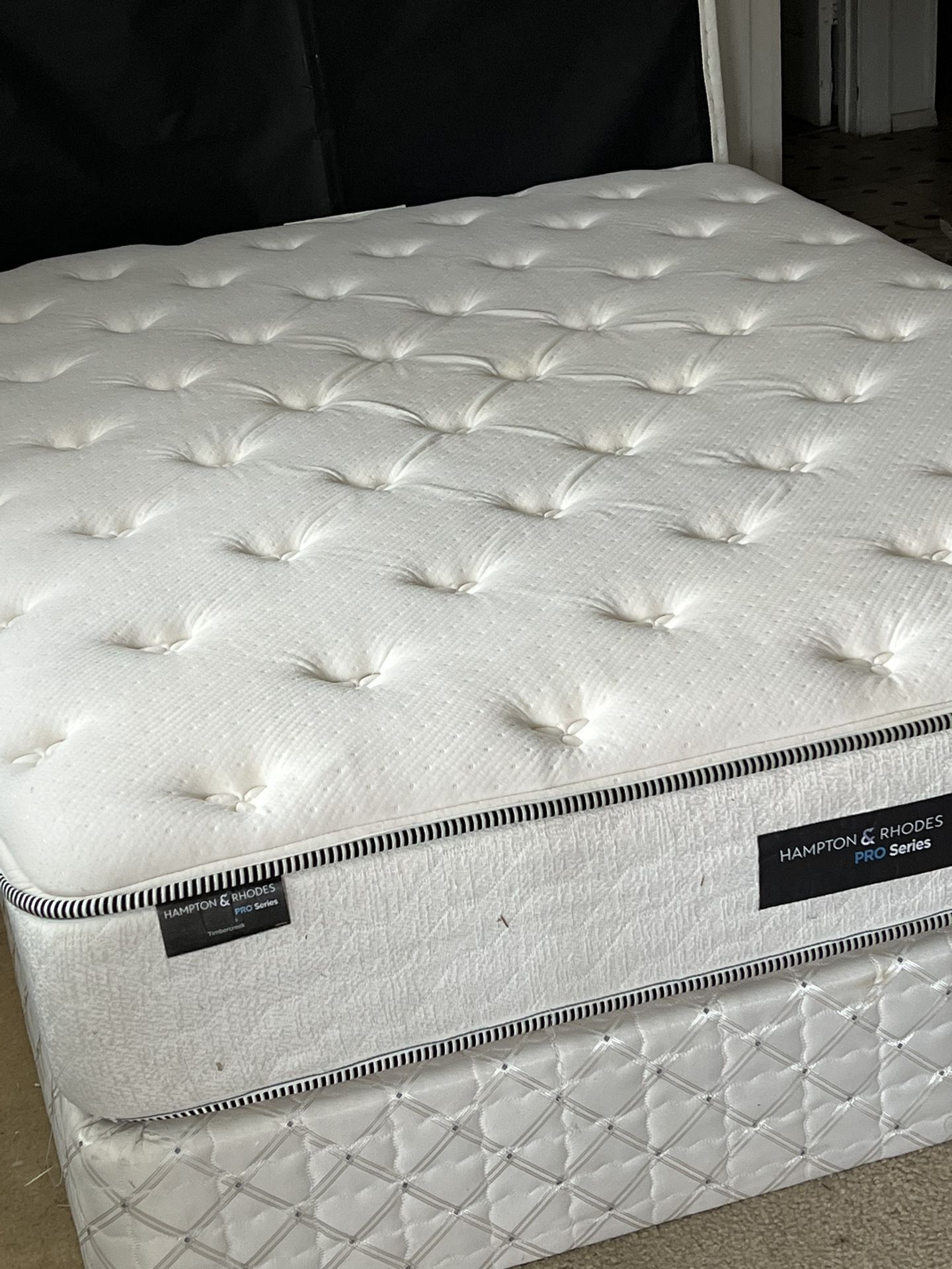 USED QUEEN SIZE MATTRESS WITH BOX SPRING DELIVERY AVAILABLE for Sale in San Antonio, TX OfferUp