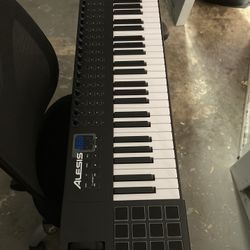 Alesis Keyboard 