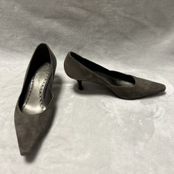Women’s BCBGirls gray suede pointed toe pump heels size 7.5
