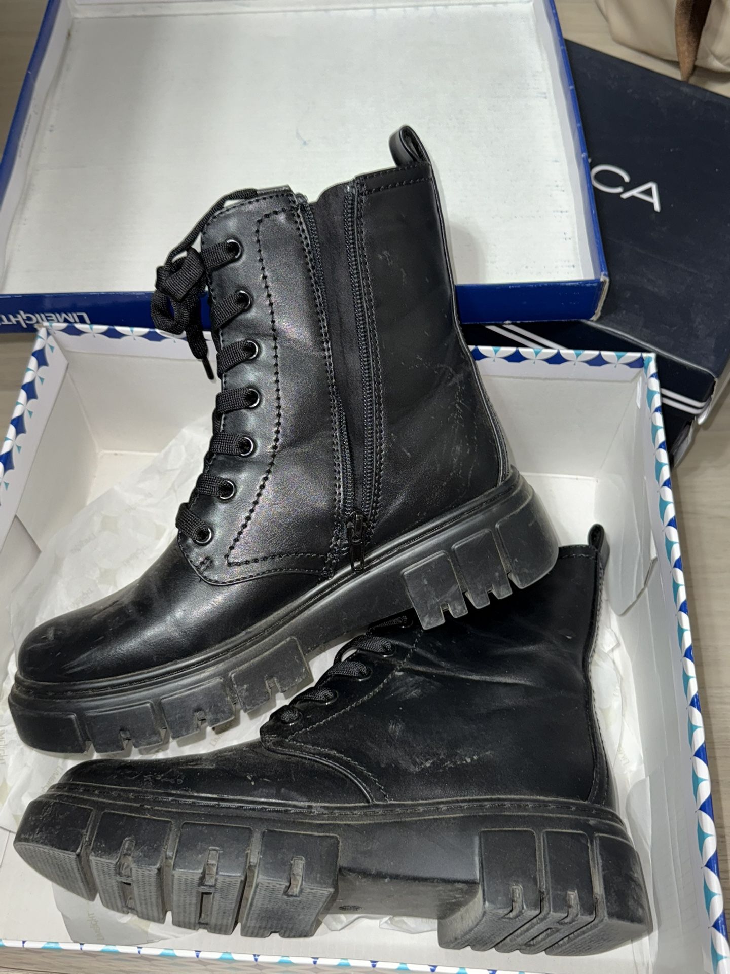 Combat boots 