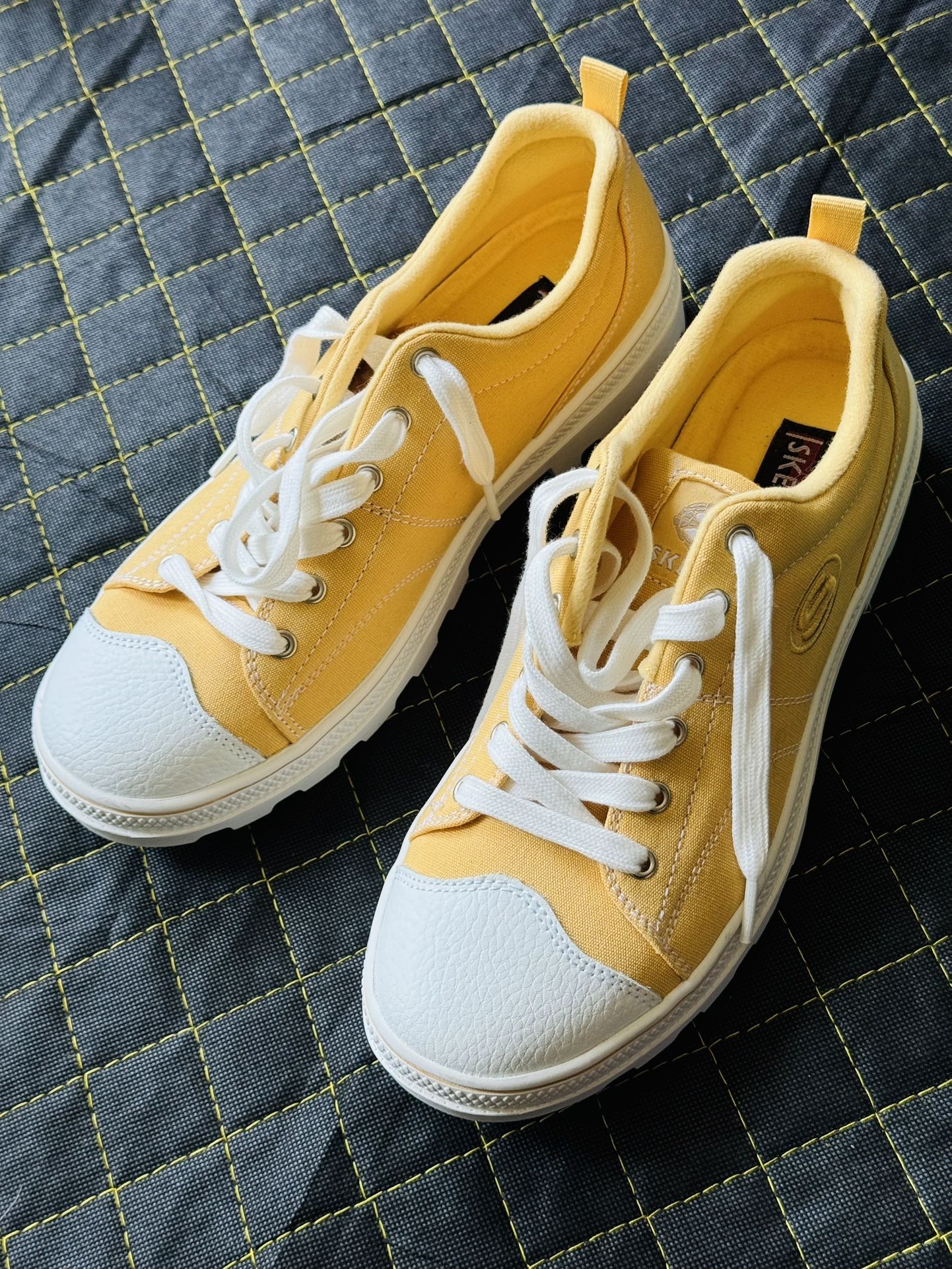 NEW Skechers Roadies Low-Top Sneakers Yellow