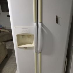 Refrigerator 