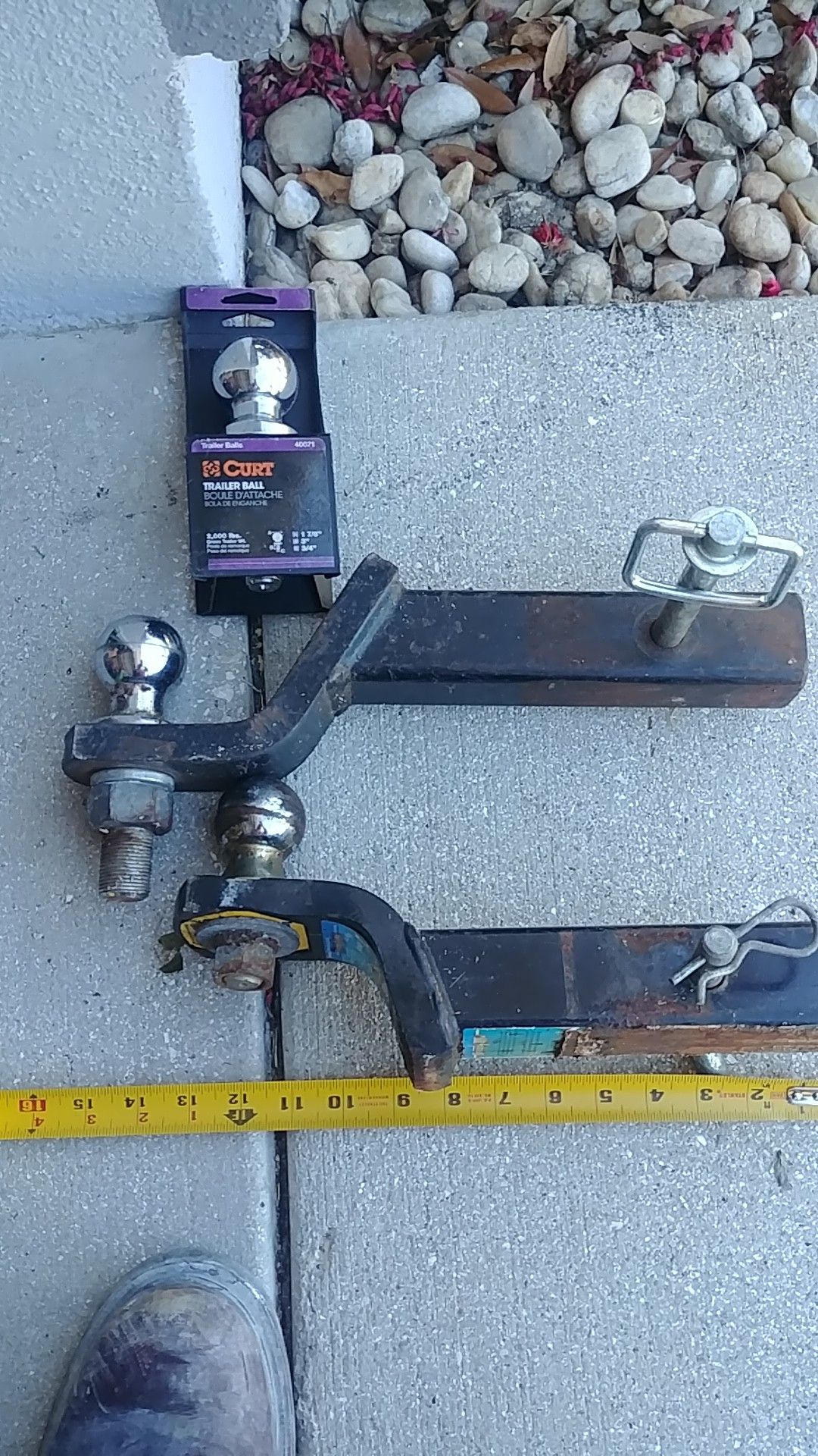 Tow ball , hitches
