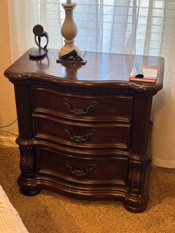 Dark Wood 3-Drawer Nightstand