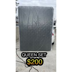 QUEEN MATTRESS WITH BOX SPRING 