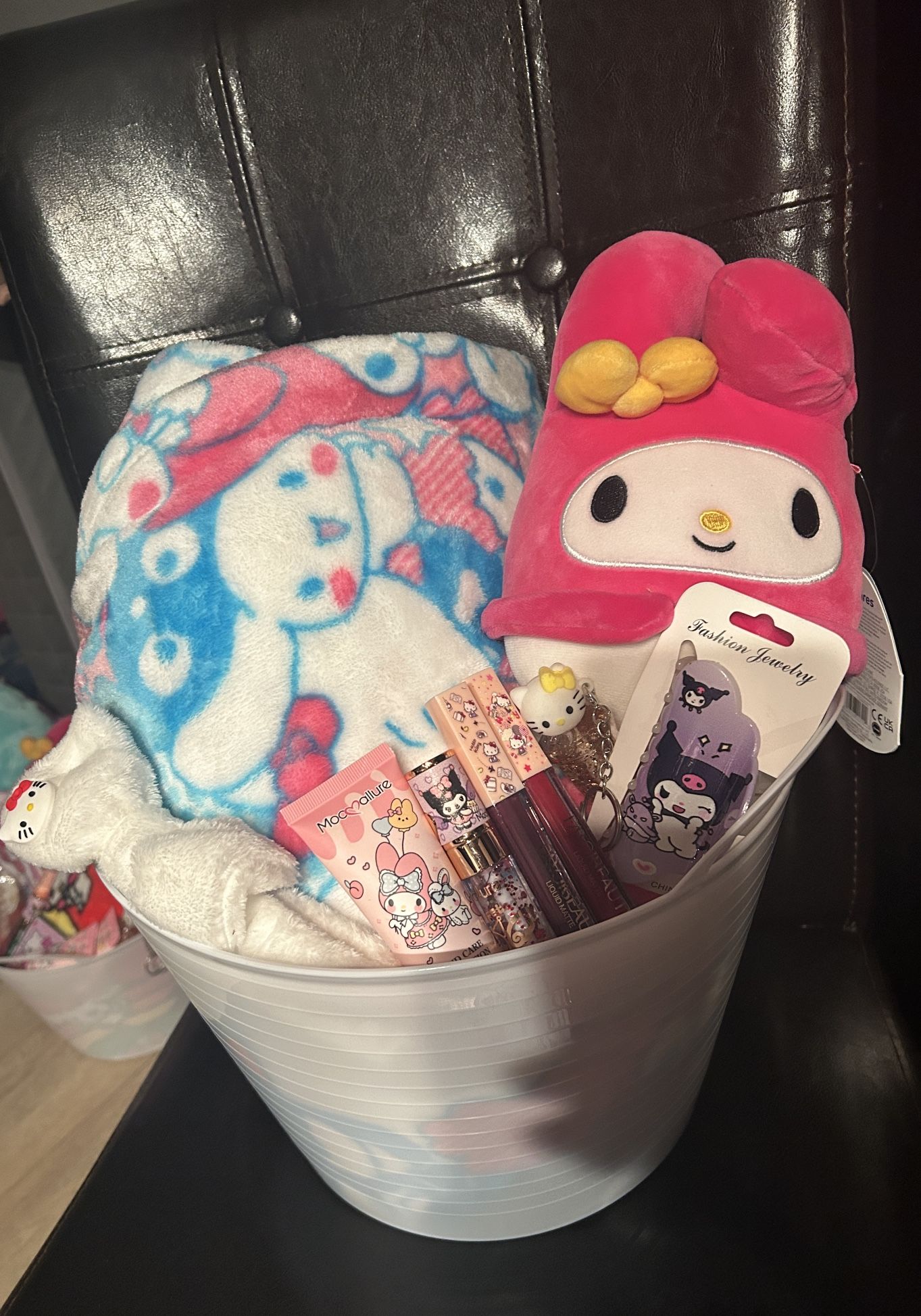 ππ
π½π§π»βπHello Kitty Baskets Gift π $45