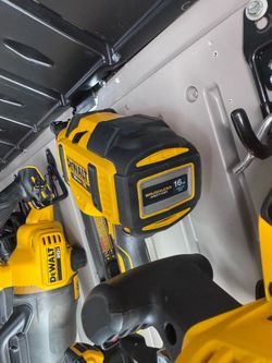 DEWALT 20V MAX XR 16GA Angled Finish Nailer - Like New