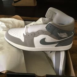 New Men’s Air Jordan 1 Mid SE size 13