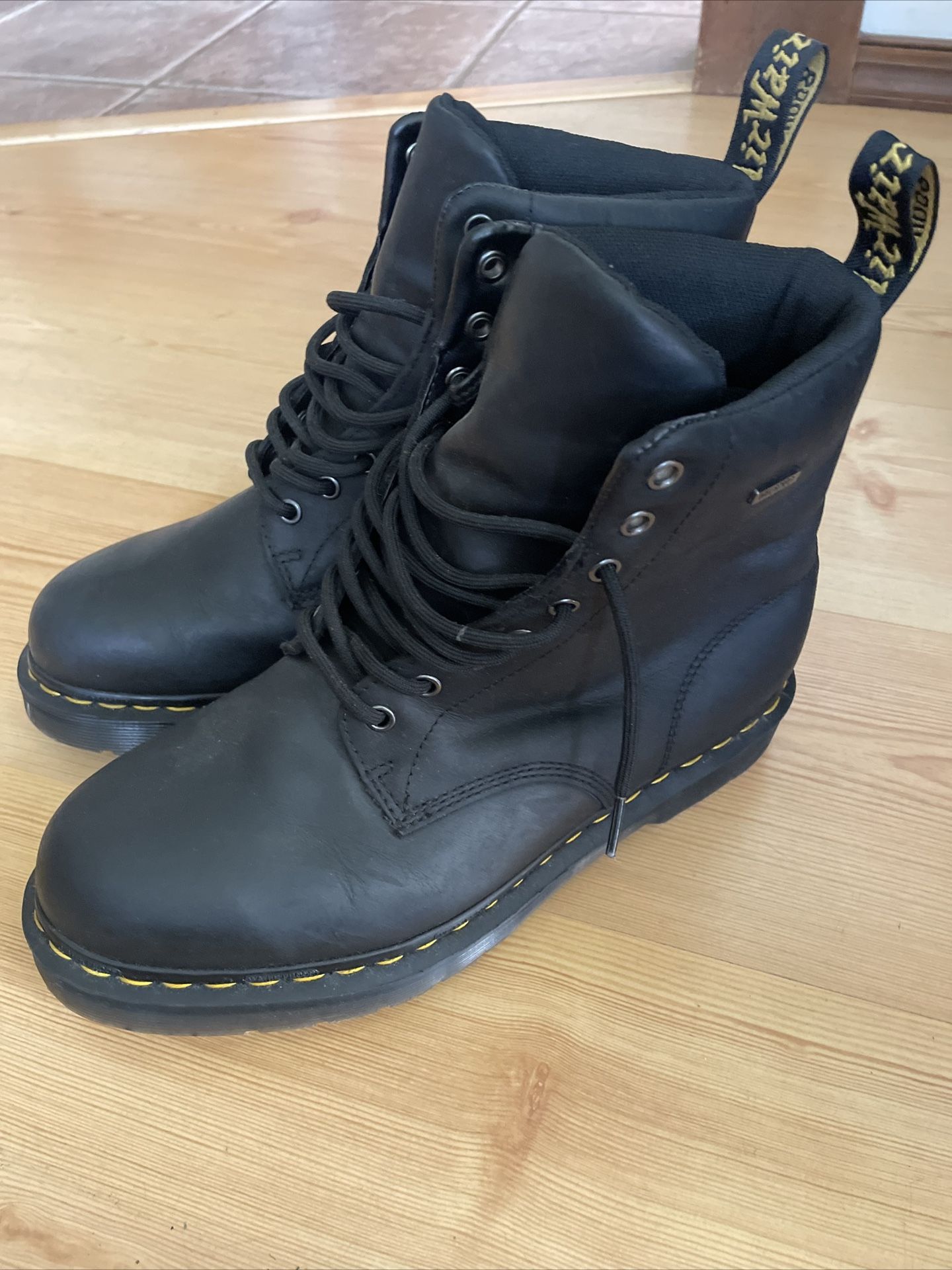 EUC Dr Doc Martens Boots Mens Size 9/ Womens 10 Black Leather Combat