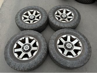 (4) Toyota wheels 285/70R17 Toyo Open Country A/T III tires