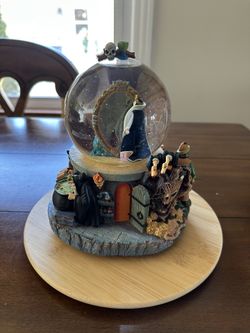 VINTAGE DISNEY Snow White Villain Talking Snow Globe