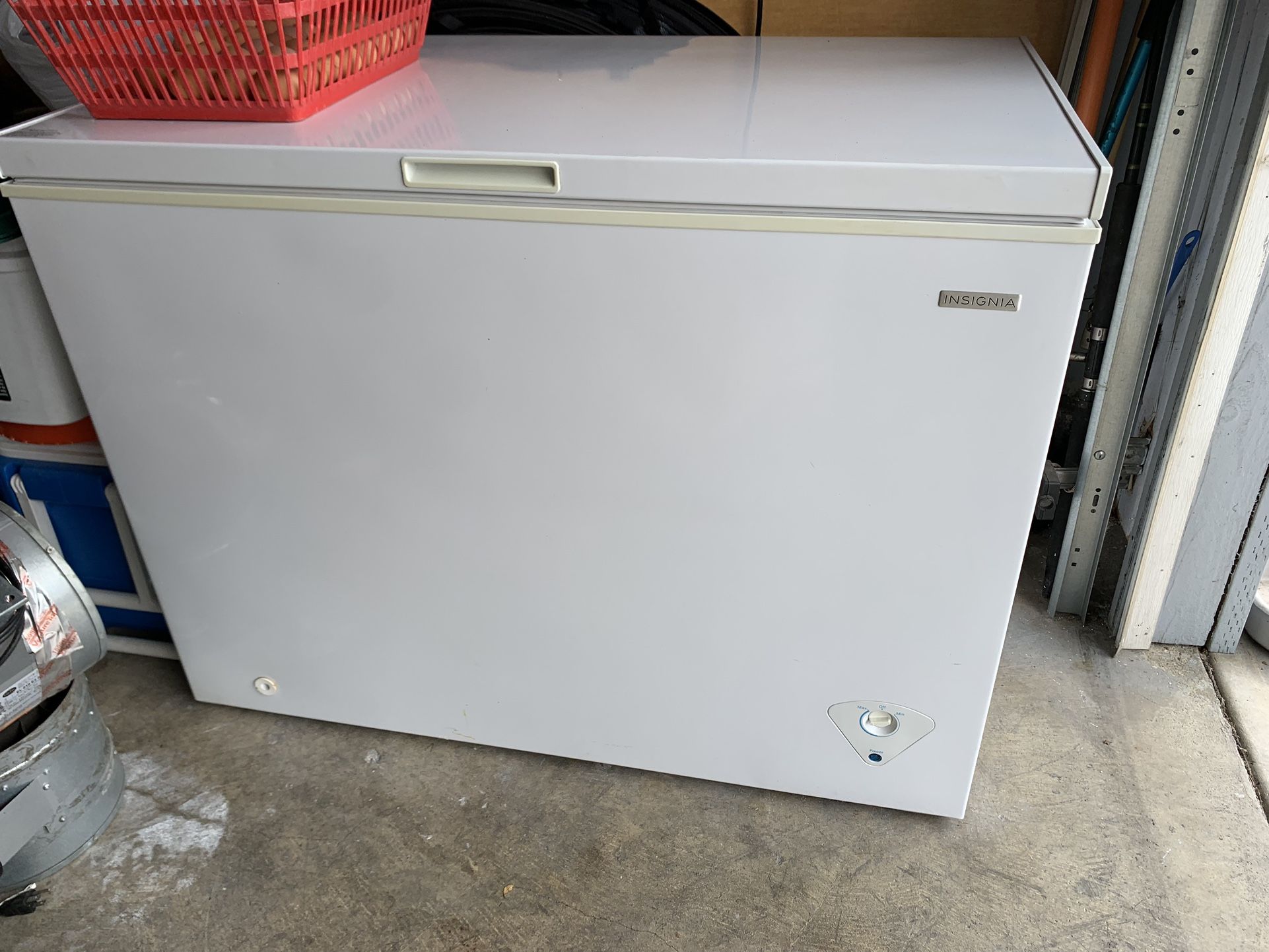 Insigniaâ„¢ - 10.2 Cu. Ft. Garage Ready Chest Freezer - White
