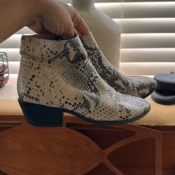 Woman Size 6 Print Snake Boots