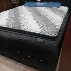 *Holiday Sale Event*---Black Velvet Fabric Stunning King Beds---Now $299---Delivery Available👏