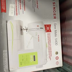 SINGER® 5400 Sew Mate Computerized Sewing Machine with 154 Stitch Applications