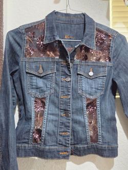 Jaket de nezclilla talla S color azul con cafe.