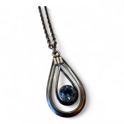  Simmons delivers timeless elegance in this vintage piece.(p421)42 