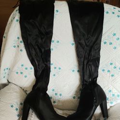Long Black Boots That You Can Put It With A Short Dress