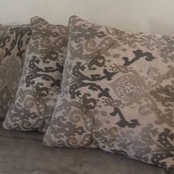 4 Pillows I Want To Say Size Is 18x19 Take All $15