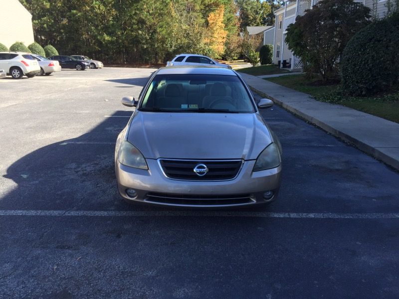 Very clean 2006 Nissan Altima. 2.5 Liter Engine.