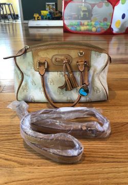 Dooney and Bourke. Dooney and Bourke handbag. Dooney and Bourke Purse. Dooney and Bourke shoulder bag. Purse. Handbag. Bag. High end purse. New. 1975