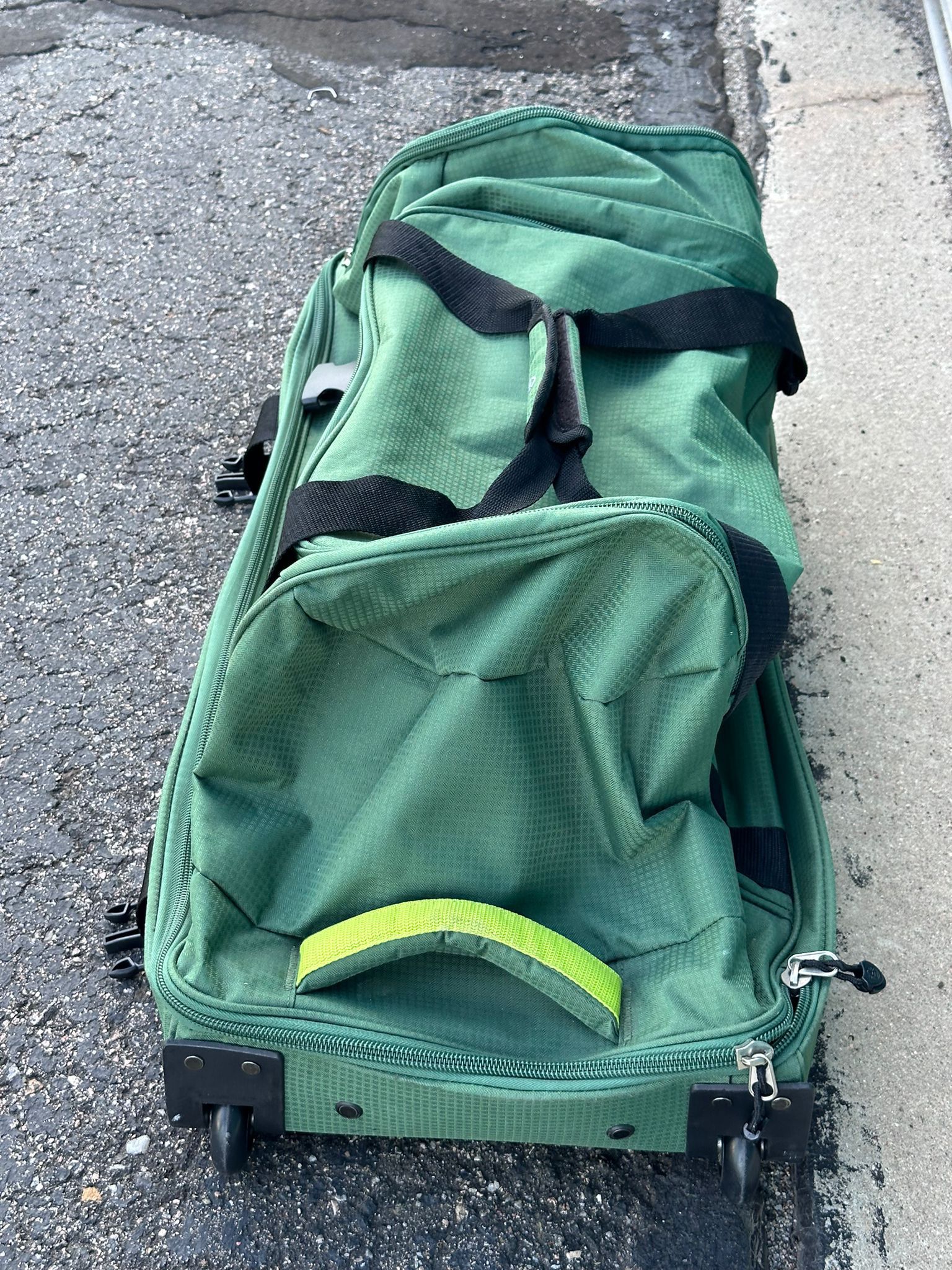 #858 Coleman Soft Luggage Duffle Bag w/ Wheels Green 32x14