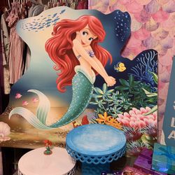 Ariel Standee