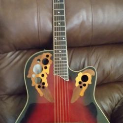 Ovetion Guitar En Good Condition 