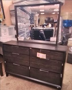 New Dresser with Mirror Sample Flor Only $400 cash