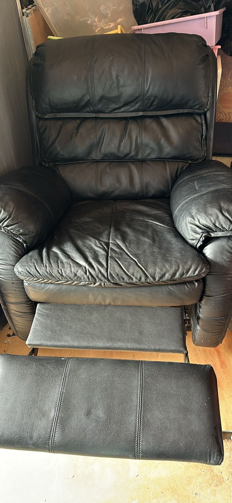 Nice and Comfy Black leather Recliner chair
