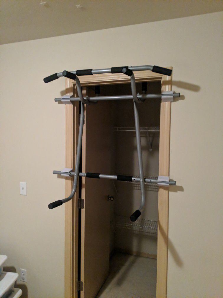 Pull Up Bar With Dip Attachment