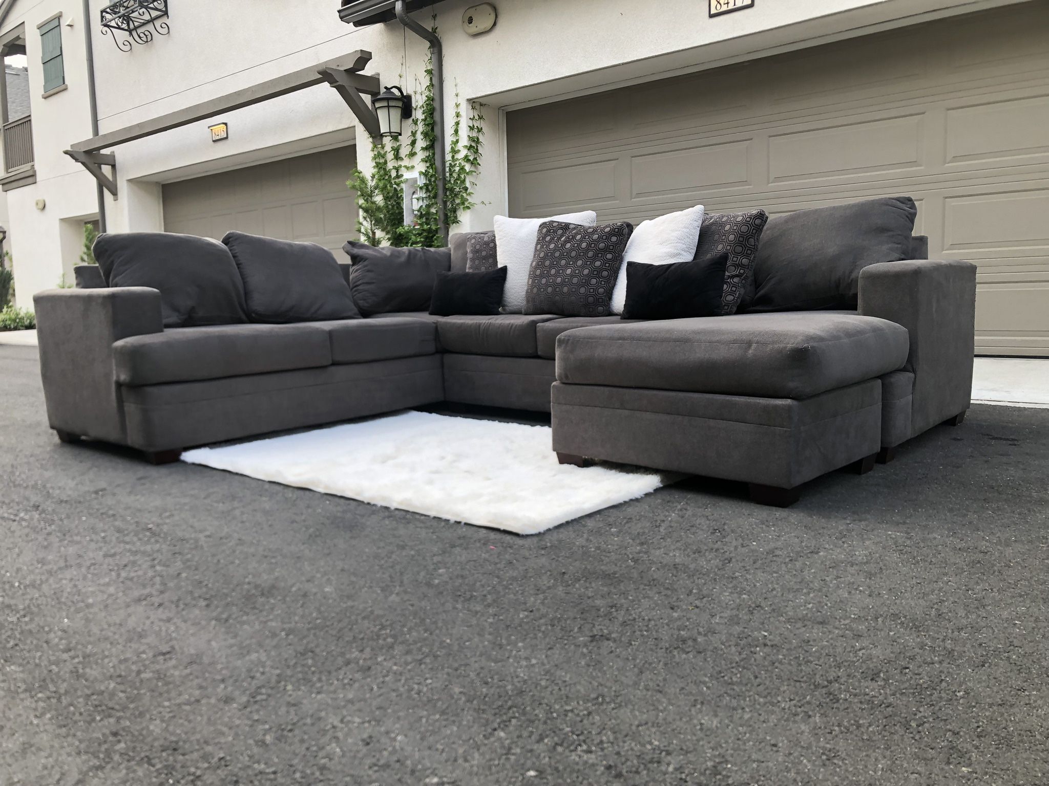Beautiful Gray Sectional Couch In Excellent Condition - Free Delivery ๐