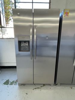 New Frigidaire 36” 25.6 Cu Ft Refrigerator Side by Side in Stainless Steel / Scratch and Dent