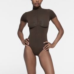 SEAMLESS SCULPT ZIP FRONT T-SHIRT THONG BODYSUIT, Espresso color, size-XS