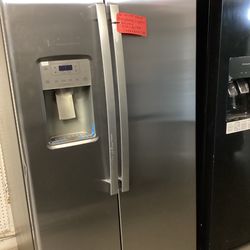 GE 25.1 cu.ft. Side by Side Refrigerator with Water Dispenser and Ice Maker, New Scratch and Dent