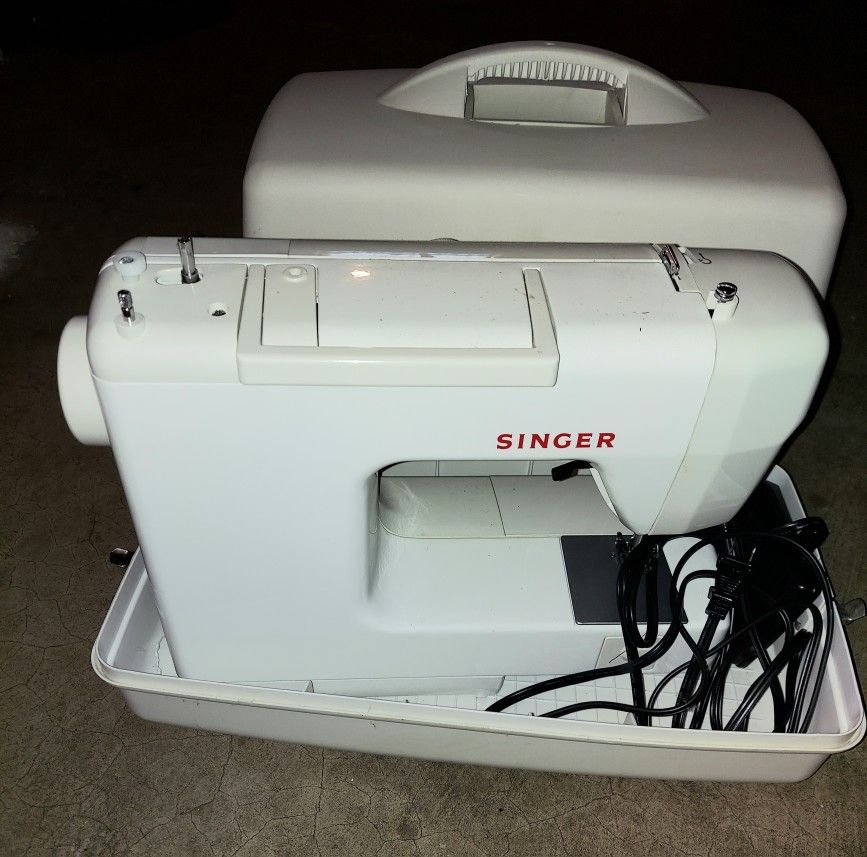 Singer Sewing Machine With Case