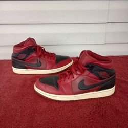 Nike Air Jordan 1 Retro Mid Black Red men 8.5 Athletic Sneakers Shoes 554724-601