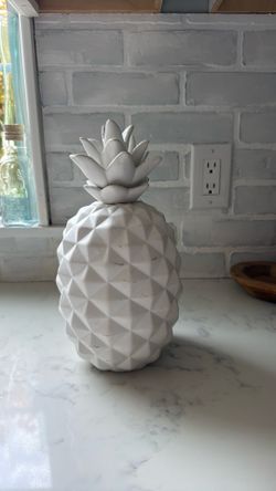 White ceramic pineapple decoration White ceramic pineapple decoration
