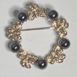 🎁 Vintage Wreath Brooch