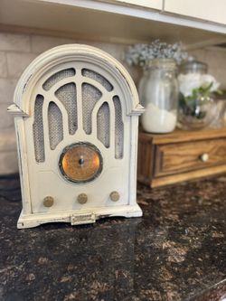 Antique Shabby Chic Thomas Collector's Edition Radio